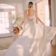 If you want a gorgeous dress but you also want to have money left over to, you know, live your life, these are the best places to look. 19 Best Places To Buy Wedding Dresses Online Of 2021