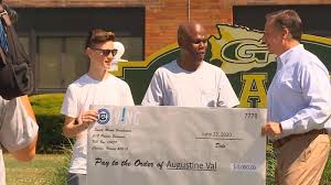 Long Island school bus driver surprised with $1,000 gift from students