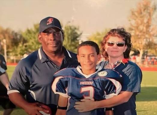 A lot of people don't know this, but Packers QB Jordan Love lost his dad, a  police officer and his #1 fan, to suicide when he was just 14 💔 That's why,