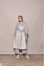 Dari beberapa contoh model baju batik tunik terbaru 2021 yang ada diatas memang sengaja dihadirkan dengan konsep desain yang lebih modern dan kekinian serta terkesan simple. Tren Baju Lebaran 2021 Tunik Dan Dress Brand Lokal Muslimah Mulai Rp100 Ribuan Semua Halaman Stylo