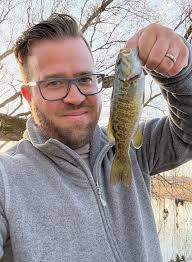 A jerkbait minnow shaped lure that provides a horizontal presentation. A  straight retrieve makes a jerkbait swim with a shimmying action. This  catches fish, but where a jerk-bait shines is