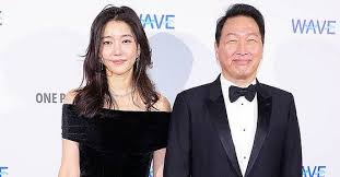 최태원, 동거인 김희영과 첫 공개 행보…루이뷔통 행사서 포착 - 클리앙