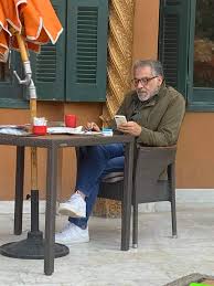 وذكرت مصادر اعلامية ان حاتم علي توفي بشكل مفاجئ، فيما رجحت الانباء انه تعرض الى ازمة قلبية ادت الى وفاته. 7ybc G9lgnwh5m