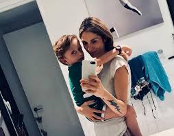 Η σοφία καρβέλα και η οικογένειά της διαμένουν μόνιμα στην αμερική, όπου και γνώρισε τον νέο της έρωτα, ο οποίος, λέγεται ότι της έχει κάνει ήδη πρόταση γάμου. Sofia Karbela Ateleiwto Paixnidi Me Toys Gioys Ths Party Fm 104