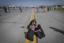Airport chaos:panicked people at kabul airport cling to plane taking off as the taliban takes over afghanistan. Jp0mw5aunh4j1m