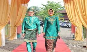 Ianya pertama kali diperkenalkan oleh sultan abu bakar ketika merayakan pindahnya pusat pemerintahan dari teluk belanga singapura (sekarang harbour front) ke tanjung puteri pada tahun 1866. Baju Kurung Dan Teluk Belanga Pakaian Khas Melayu Pontianak