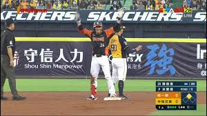 陳傑憲在7局上1出局後上場打擊，面對中信兄弟熱身賽表現不錯的中繼投手 吳俊偉 ，陳傑憲敲出中左外野方向飛球，中外野手 詹子賢 試圖撲接但沒有. é–'èŠ ã„Ÿ Ë‹å£ËŠ ã„ã„Ÿ Ë‹å£ËŠ ã„é›»è¦–æˆªåœ–é›† Mo Ptt é„‰å…¬æ‰€