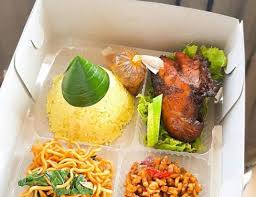 Nah disini kami homesnack menyediakan menu nasi kuning box. Mencoba Menu Menu Baru Dalam Paket Nasi Kotak Kekinian