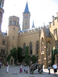 In der burg kann man verschiedene innenbereiche wie kapelle, kasematten, schatzkammer und wohnräume besichtigen. Die Burg Hohenzollern