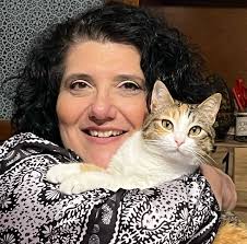 Capita spesso che i muri delle nostre città siano deturpati da scritte  violente e razziste. A Verona c'è uno street artist che ha deciso di  trasformarle in messaggi belli e positivi. Per