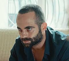 Tam adı ayhan sinan sicimoğlu 'dur. Ayhan Sicimoglu Annesi Nereli