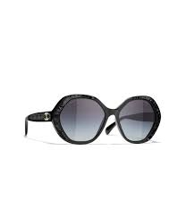 Lunette homme, lunettes de vue homme tendance, monture lunette homme, monsieur age mur avec style d'habillement chic, veste en tweed en couleur olive, écharpe en laine couleur vert obscur. Lunettes De Soleil Lunettes Chanel