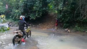 Masih satu kerabat dengan curug citambur, curug ngebul mengalir dari tebing gunung lemo. Gas Ke Curug Sedong Youtube
