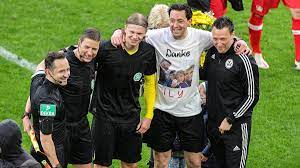 Der wurde 1972 in bryne geboren und hatte beim ansässigen. Emotional Und Kurios Haaland Und Grafe Tauschen Trikot Nach Bvb Spiel Bin Sehr Geruhrt Sportbuzzer De