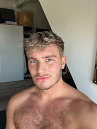 So yep I've only gone and changed my face 😂😂 It's not perfect atm since  this is the first time I've ever changed beard styles and I'm experimenting  with it. I actually