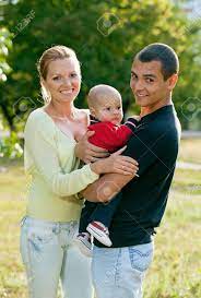 Distraint, quiebra y concepto de ejecución. Retrato De Joven Pareja Feliz Con El Hijo Del Bebe En El Parque Fotos Retratos Imagenes Y Fotografia De Archivo Libres De Derecho Image 16827746