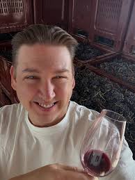 kyykkykeskiviikko ja pimenevässä elokuun illassa tällä kertaa maistossa  Stellenrust Barrel Fermented Chenin Blanc B28 2021, Alko 9,98€.  Tynnyrikypsytys tuo kivan ryhdin ja pienen kermasuuden, mutta