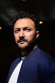 Nasrdin Dchar is na de marathonvoorstelling 'Familiekroniek' klaar met het  verhaal van zijn ouders. Hoewel....