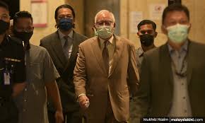 Ain husniza yang menimbulkan kontroversi kerana mendedahkan mengenai seorang guru lelaki yang memetik laporan malaysiakini, saiful menyatakan dia sudah memberitahu pengetua sekolah. Malaysiakini Najib Umno Get Rm114 Million Back