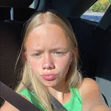 Amber Wohlers's Instagram, Twitter & Facebook