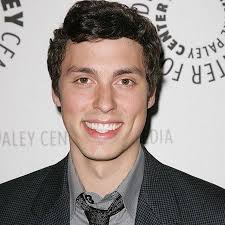 Also working with dean is calvin ( robert patrick benedict ), a hopeless romantic who cannot urinate in public , and dan ( david koechner ), the uptight manager who. John Francis Daley Esposa Valor Neto Anos Altura Peliculas Salario Serie De Television Wiki Nacionalidad Asunto Relacion Casado Etnia Biografia
