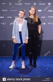 Uff, luisa neubauer, eine heuchlerin? Luisa Neubauer Ger Klimaschutz Aktivist Mit Maira Keller L Ger Klimaschutz Aktivist Freitags Fur Die Kunftigen Deutschen Nachhaltigkeitspreis Am 22 November 1919 In Dusseldorf Deutschland Verwendung Weltweit Stockfotografie Alamy