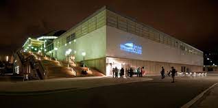 Designed by the japanese architect arata isozaki, it was opened in 1990. Fluge Audiovisuales Sant Jordi Club Fluge Audiovisuales