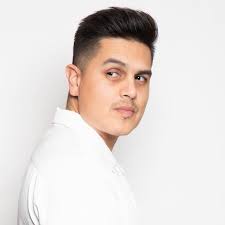 🎙️ “La canción que escribió cuando vio a la mujer que amaba volver… pero  con un anillo que no era el suyo.” 💔💍 Antes de ser reconocido en todo  México, Regulo Caro