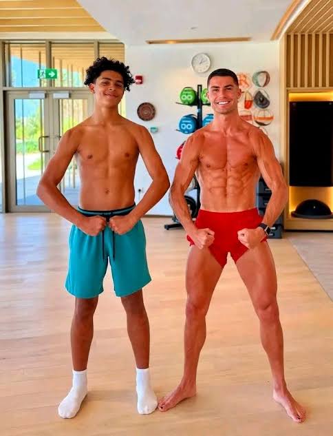 Cristiano Ronaldo ya fusata saboda Cristiano Jr bai samu kira a tawagar  Portugal ta ƴan ƙasa da shekaru 17 ba. An shawarci iyalan Ronaldo da kada  su yi magana a bainar jama'a,