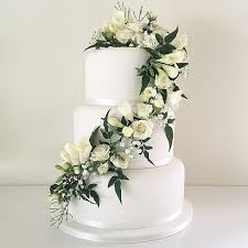White Wedding Cake With Trailing Fresh White Flowers And Greenery Fondant Wedding Cakes Cake Decorating With Fondant Fondant Flowers