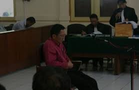 Adelin lis merupakan buronan sejak 2008, dan bahkan masuk dalam daftar 'red notice' interpol, jaksa agung berniat untuk menjemput langsung adelin lis oleh aparat penegak hukum indonesia dari singapura. Kinqvwzs6cam M