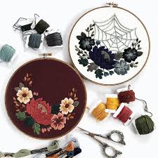 This floral embroidery pattern doesn't use the traditional thread painting technique, but it still has a painted look. 25 Fall Embroidery Patterns And Kits To Get You Into The Autumnal Spirit