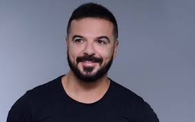 Ο τριαντάφυλλος πάτησε ελληνικό χώμα και συγκεκριμένα ο τραγουδιστής που ξεσήκωσε πλήθος αντιδράσεων κατά την παραμονή του στο ριάλιτι με φανατικούς φίλους και αρνητές έφτασε στο. Qe8x Hmkknj7bm
