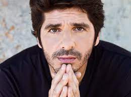 Fort du joli succ�s rencontr� par son album un air de famille, patrick fiori lance pour le printemps un appel optimiste avec on se love, nouveau single dans lequel le chanteur s'imagine. Patrick Fiori Eurovision Song Contest Wiki Fandom