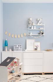 Kinderzimmer Fur Madchen In Hellblau Soul Follows Design Kinderzimmer Fur Madchen Wandfarbe Kinderzimmer Kinder Zimmer