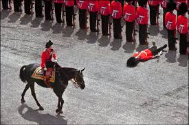 Queen elizabeth celebrates 90th birthday with trooping the colour. 90 Geburtstag Von Elizabeth Ii Das Leben Der Queen In 90 Bildern Fotografie Geschichte Historische Fotos Elizabeth Ii