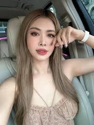 Con gái đã lớn, Đàm Thu Trang vẫn khư khư kiểu tóc búi vội, chân đen không  thèm nhuộm, dâu hào môn giản dị số 1