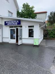 Oavsett om du kommer till oss med båt, husbil eller till fots så möts du av lugnet. Restaurang Pizzeria Wiking Startsida Kungshamn Meny Priser Restaurangrecensioner Facebook