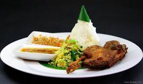 Beralaskan daun pisang, sebagai pelengkapnya, nasi tepeng disajikan dengan aneka sayuran seperti nangka, kacang panjang, kacang merah, kelapa parut, dan daun kelor. 57 Makanan Khas Bali Yang Populer Dengan Cita Rasa Tiada Dua