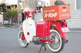 2003年製造 ３速リトルカブ お父さんマジやめて仕様 です 苦しい家計を少しでも助けようと 通勤用に中古のリトルカブを購入し 収納スペース欲しさにサイドバッグやリアボックスを物色するも とても安月給のしがないリーマンには手の届く金額ではなく 何か