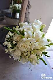 Bouquet Clasico De Rosas Akito Y Bouvardia Y Fresia Blanca Flower Bouquet Wedding Wedding Flower Girl Basket Flowers Bouquet