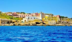 Blick auf den strand von terracina, die pontinischen inseln und capo circeo im hintergrund. Ventotene Latium Italien De