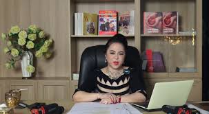 Trước đó, sở thông tin và truyền thông tp.hcm nhận được văn bản từ hội nghệ sĩ sân khấu tp.hcm phản ánh việc bà nguyễn phương hằng gần đây liên tục livestream xúc phạm, thóa mạ nhiều nghệ sĩ thuộc hội. Nguyá»…n PhÆ°Æ¡ng Háº±ng Livestream Má»›i Nháº¥t Boc Tráº§n Ca SÄ© Ha My