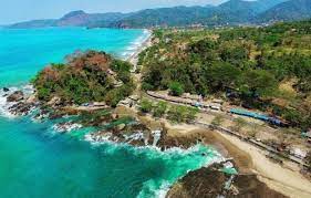 Banyak masyarakat yang datang kemari setiap hari, terutama saat akhir pekan dan hari libur. Pantai Pelabuhan Ratu Pantai Eksotis Bernuansa Mistis