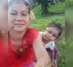 UNA MADRE DE 23 AÑOS JUNTO A...