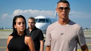 هو لاعب كرة قدم برتغالي يلعب في مركز الهجوم مع نادي يوفنتوس في الدوري الإيطالي الدرجة الأولى و‌منتخب البرتغال لكرة القدم. Ø¨Ø§Ù„ØµÙˆØ± Ø£ÙŠÙ† ØªÙˆØ¬Ù‡ ÙƒØ±ÙŠØ³ØªÙŠØ§Ù†Ùˆ Ø±ÙˆÙ†Ø§Ù„Ø¯Ùˆ Ù‡Ø±Ø¨Ø§ Ù…Ù† ÙƒÙˆØ±ÙˆÙ†Ø§ Ø±ÙŠØ§Ø¶Ø© Ø¹Ø±Ø¨ÙŠØ© ÙˆØ¯ÙˆÙ„ÙŠØ© Ø§Ù„Ø¥Ù…Ø§Ø±Ø§Øª Ø§Ù„ÙŠÙˆÙ…