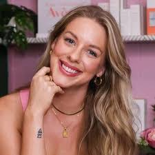 Mary Massa's Instagram, Twitter & Facebook