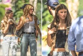 Clone? Filha de Gisele Bündchen rouba a cena por semelhança em passeio com a mãe