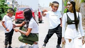 Tiwa savage and seyi shay have altercation in hair salon. 8o2kmumujhwy3m