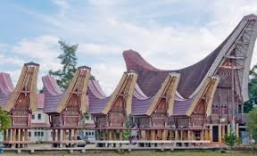 Namun kabarnya, rumah lamin kini sebagai objek wisata atau digunakan saat pelaksanaan upacara adat. 9 Keunikan Rumah Adat Tongkonan Khas Toraja Yang Bikin Terkejut Mantabz